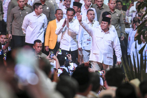 Presiden Prabowo Subianto (kiri) yang juga Ketua Umum Partai Gerindra berjalan bersama dengan Presiden ke-7 Joko Widodo (kedua kanan) saat menghadiri perayaan HUT ke-17 Partai Gerindra di Sentul International Convention Center, Bogor, Sabtu (15/2). Foto: ANTARA FOTO/Hafidz Mubarak A