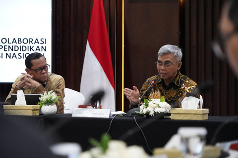 Deputi Bidang Pendidikan dan Peran Serta Masyarakat KPK, Wawan Wardiana; dan Ketua KPK, Setyo Budiyanto, dalam High level meeting bertajuk "Kolaborasi Implementasi Pendidikan Antikorupsi" yang digelar di Gedung Merah Putih KPK, Jakarta, Jumat (14/2). Foto: Dok KPK