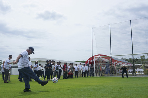 Kepala OIKN Basuki Hadimuljono menendang bola saat mengunjungi pembangunan Training Center PSSI pada kegiatan Nusantara International Partner Visit (NIPV) di Ibu Kota Nusantara (IKN), Penajam Paser Utara, Kalimantantan Timur, Jumat (14/2/2025). Foto: Aditya Nugroho/ANTARA FOTO
