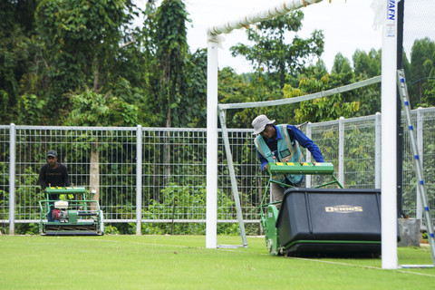 Dua pekerja melakukan perawatan rumput lapangan di Training Center PSSI di Ibu Kota Nusantara (IKN), Penajam Paser Utara, Kalimantan Timur, Jumat (14/2/2025). Foto: Aditya Nugroho/ANTARA FOTO
