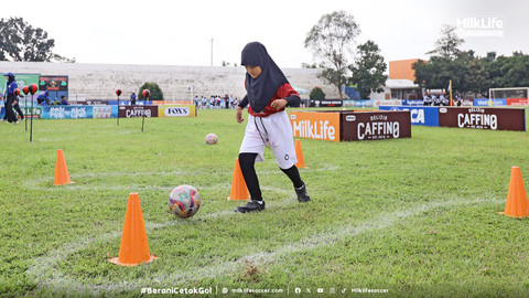 Diandra Faiha Alyani dari MIN 5 Demak menggiring bola di Festival Seneng Soccer. Diandra catatkan posisi runner-up. Foto: Dok. MilkLife Soccer Challenge