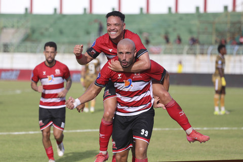 Pesepak bola Madura United FC Youssef Ezzejjari Lhasnaoui berselebrasi bersama rekannya Luiz Marcelo Morais Dos Reis usai mencetak gol ke gawang Dewa United FC pada pertandingan BRI Liga 1 di Stadion Gelora Bangkalan, Jawa Timur, Sabtu (15/2/2025). Foto: Moch Asim/ANTARA FOTO