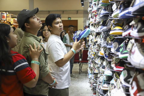 Pengunjung melihat koleksi sepatu yang dijual saat Jakarta Sneakers Day 2025 di Jakarta International Convention Center, Senayan, Jakarta, Sabtu (15/2/2025). Foto: Iqbal Firdaus/kumparan