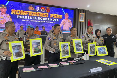 Wadir Lantas Polda Jawa Barat AKBP Edwin Affandi dan Kapolresta Bogor Kota Kombes Eko Prasetyo memaparkan kecelakaan maut GT Ciawi dengan sopir truk Bendi Wijaya sebagai tersangka, di Polresta Bogor Kota, Sabtu (15/2/2025). Foto: Istimewa