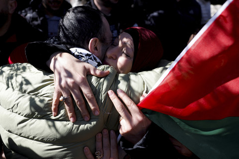 Seorang tahanan Palestina disambut oleh masyarakat setelah dibebaskan n dari penjara Israel sebagai bagian dari pertukaran sandera-tawanan dan kesepakatan gencatan senjata Hamas dan Israel di Ramallah, Tepi Barat yang diduduki Israel, Sabtu (15/2). Foto: Mohamad Torokman/Reuters
