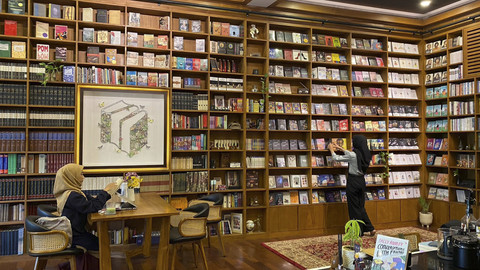 Shira Coffee, kafe di Yogyakarta yang bernuansa perpusatakaan vintage. Foto: Istimewa