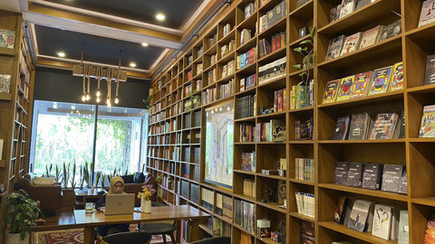 Shira Coffee, kafe di Yogyakarta yang bernuansa perpusatakaan vintage. Foto: Istimewa