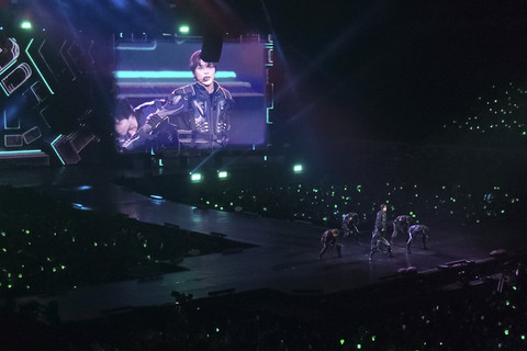 Penampilan NCT127 saat menggelar konser Neo City: Jakarta - The Momentum yang digelar di Indonesia Arena, GBK, Sabtu (15/2/2025). Foto: Ela Nurlaela/kumparan
