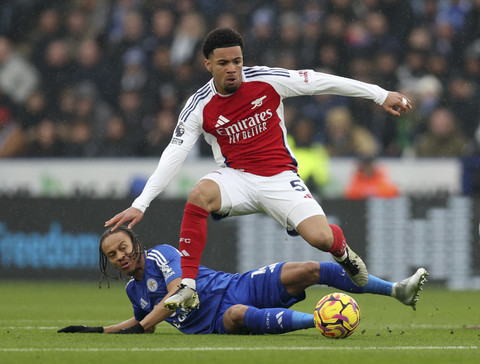 Pemain Arsenal Ethan Nwaneri berusaha melewati pemain Leicester City Bobby Decordova-Reid saat pertandingan Liga Premier Inggris di King Power Stadium, Leicester, Inggris, Sabtu (15/2/2025). Foto: Chris Radburn/Reuters