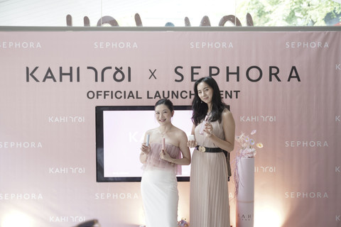 Michi Momo dan perwakilan dari Kahi Korea Selatan di acara peluncuran brand skin care Kahi dari Korea Selatan. Foto: Dok. Kahi Indonesia