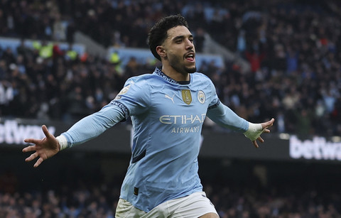 Pemain Manchester City Omar Marmoush berselebrasi usai mencetak gol ke gawang Newcastle United Bruno Gumaires  pada pertandingan Liga Premier Inggris di Stadion Etihad, Manchester, Inggris, Sabtu (15/2/2025). Foto: Lee Smith/Reuters