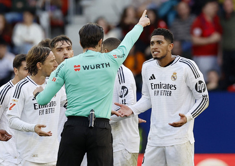 Detik-detik Jude Bellingham diberi kartu merah oleh wasit Jose Munuera saat Osasuna vs Real Madrid dalam laga pekan ke-24 Liga Spanyol 2024/25 di Stadion El Sadar, Sabtu (15/2) malam WIB. Foto: REUTERS/Vincent West