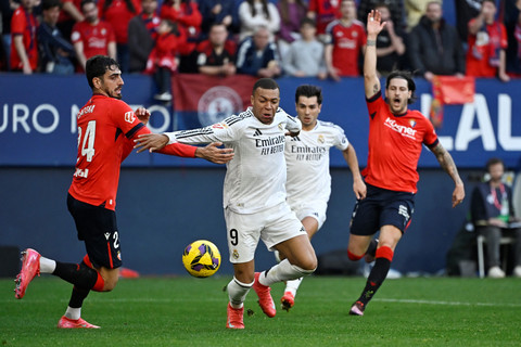 Aksi Kylian Mbappe (tengah) saat Osasuna vs Real Madrid dalam laga pekan ke-24 Liga Spanyol 2024/25 di Stadion El Sadar, Sabtu (15/2) malam WIB. Foto: ANDER GILLENEA / AFP