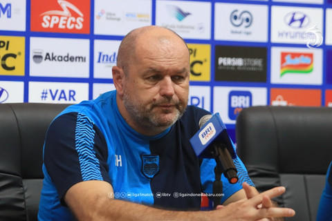 Pelatih Persib Bandung, Bojan Hodak, dalam sebuah sesi konferensi pers. Foto: ligaindonesiabaru.com