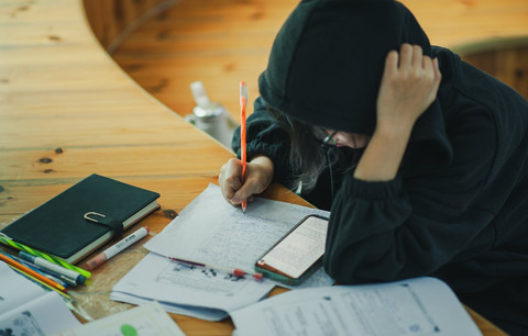 Kunci jawaban Bahasa Indonesia kelas 11 halaman 123-124. Foto hanya ilustrasi, bukan yang sebenarnya. Sumber: Pexels/C.T. PHAT 