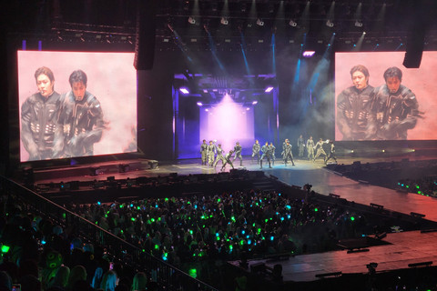 Penampilan hari pertama NCT 127 di konser Neo City : Jakarta - The Momentum yang digelar di Indonesia Arena, GBK, Sabtu (15/2/2025). Foto: Ela Nurlaela/kumparan