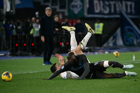 Pemain Lazio Alessio Romagnoli berebut bola dengan pemain Napoli Romelu Lukaku pada pertandingan Liga Italia di Stadion Olimpico, Roma, Italia, Sabtu (15/2/2025). Foto: Filippo MONTEFORTE / AFP