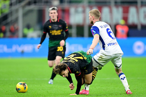 Pemain AC Milan Joao Felix berebut bola dengan pemain Hellas Verona Nicolas Valentini pada pertandingan Liga Italia di San Siro, Milan, Italia, Sabtu (15/2/2025). Foto: Daniele Mascolo/REUTERS