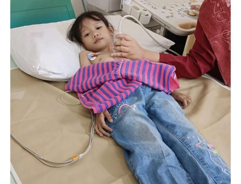 Shezan menangan sakit selama 5 tahun karena orang tuanya belum miliki cukup uang untuk biaya operasinya. Foto: Dok. Instagram @natashaputimorii