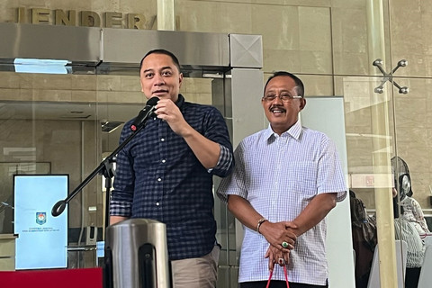 Wali Kota terpilih Eri Cahyadi bersama Wakilnya Armuji usai menjalani pemeriksaan kesehatan di Kemendagri, Jakarta Pusat, Minggu (16/2/2025). Foto: Alya Zahra/kumparan 
