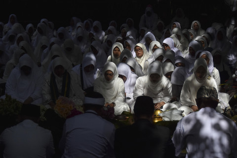 Sejumlah tokoh adat dan masyarakat berdoa di makam KH Eyang Penghulu Gusti saat tradisi adat Nyepuh di Desa Ciomas, Kecamatan Panjalu, Kabupaten Ciamis, Jawa Barat, Minggu (16/2/2025). Foto: Adeng Bustomi/ANTARA FOTO
