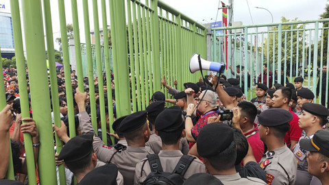 Sejumlah Jak Mania memaksa untuk masuk ke area Stadion Candrabhaga saat laga Persija vs Persib, Minggu (16/2/2025). Foto: Jonathan Devin/kumparan