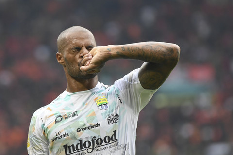 Pesepak bola Persib Bandung David Da Silva berselebrasi usai mencetak gol ke gawang Persija Jakarta dalam laga lanjutan Liga 1 di Stadion Patriot Candrabhaga, Bekasi, Jawa Barat, Minggu (16/2/2025). Foto: Akbar Nugroho Gumay/ANTARA FOTO
