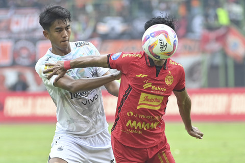 Pesepak bola Persija Jakarta Firza Andika (kanan) berebut bola dengan pesepak bola Persib Bandung Kakang Rudianto (kiri) dalam laga lanjutan Liga 1 di Stadion Patriot Candrabhaga, Bekasi, Jawa Barat, Minggu (16/2/2025). Foto: Akbar Nugroho Gumay/ANTARA FOTO