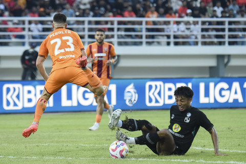 Pesepak bola Borneo FC Samarinda Mariano Ezeuiel Peralta (kiri) berebut bola dengan pesepak bola PS Barito Putera Bayu Pradana Andriatmoko (kanan) dalam pertandingan Liga 1 di Stadion Segiri Samarinda, Kalimantan Timur, Minggu (16/2/2025). Foto: M Risyal Hidayat/ANTARA FOTO