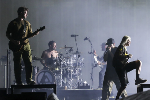 Aksi konser Band rock asal Amerika Linkin Park di Stadion Madya, Gelora Bung Karno Senayan, Minggu (16/2/2025). Foto: Aditia Noviansyah/kumparan