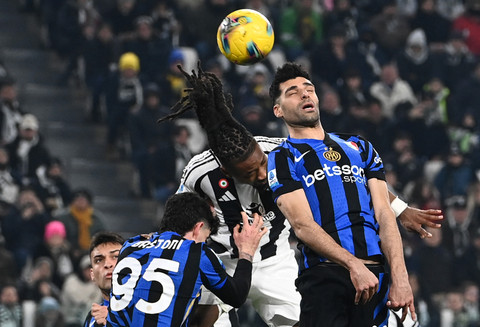Mehdi Taremi (kanan) saat Juventus vs Inter Milan dalam laga Liga Italia 2024/25 di Stadion Allianz, Senin (17/2) dini hari WIB. Foto: Isabella BONOTTO / AFP