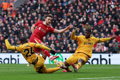 Pemain Liverpool Diogo Jota menendang bola ke arah gawang Wolverhampton Wanderers pada pertandingan Liga Inggris di Anfield, Liverpool, Inggris, Minggu (16/2/2025). Foto: Phil Noble/REUTERS