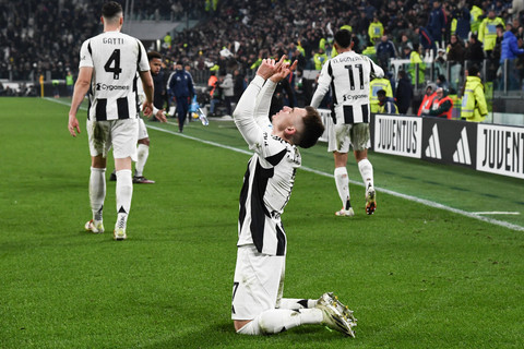 Selebrasi pemain Juventus Francisco Conceicao usai mencetak gol ke gawang Inter Milan pada pertandingan Liga Italia di Stadion Allianz, Turin, Italia, Minggu (16/2/2025). Foto: Isabella BONOTTO / AFP
