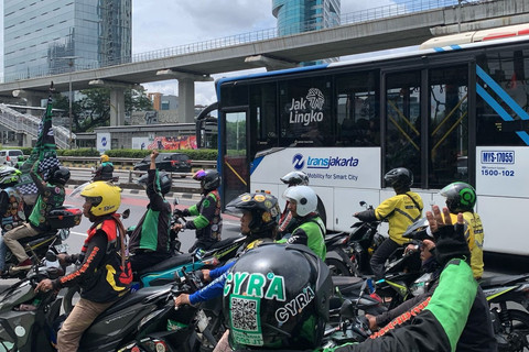 Massa aksi unjuk rasa ojol dari Serikat Pekerja Angkutan Indonesia (SPAI) tiba jelang aksi unjuk rasa di depan Kantor Kemnaker, Jakarta, Senin (17/2/2025). Foto: Luthfi Humam/kumparan