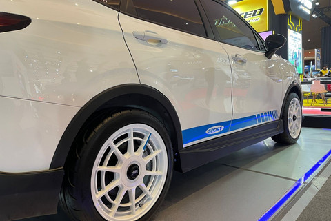 PT Neta Auto Indonesia (Neta) memamerkan mobil listrik Neta V-II Urban Sport Concept di Indonesia International Motor Show (IIMS) 2025. Foto: Fitra Andrianto/kumparan
