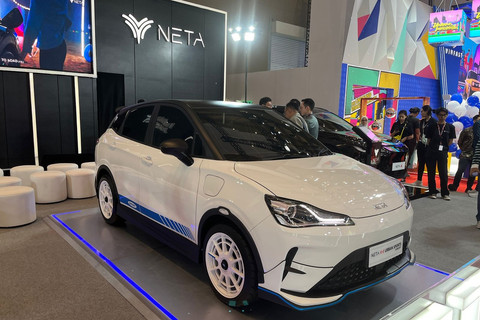 PT Neta Auto Indonesia (Neta) memamerkan mobil listrik Neta V-II Urban Sport Concept di Indonesia International Motor Show (IIMS) 2025. Foto: Fitra Andrianto/kumparan