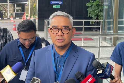 Wali Kota Bandung terpilih Muhammad Farhan saat diwawancarai wartawan usai mendatangi Gedung Merah Putih KPK, Jakarta, Senin (17/2/2025). Foto: Fadhil Pramudya/kumparan