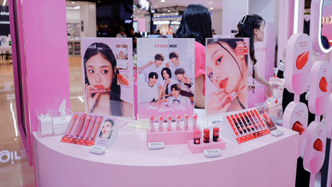Display produk kolaborasi ETUDE dengan RIIZE. Foto: ETUDE Indonesia