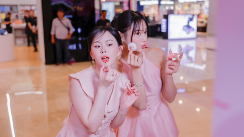 Clarice Cutie foto bersama dengan model di acar peluncuran kembali ETUDE. Foto: ETUDE Indonesia