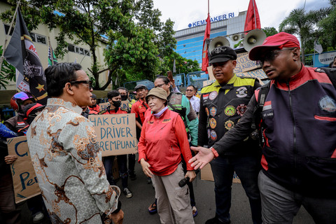 Wakil Menteri Ketenagakerjaan Immanuel Ebenezer bertemu pengemudi ojek online yang tergabung dalam Serikat Pekerja Angkutan Indonesia (SPAI) saat unjuk rasa di depan Kantor Kementerian Ketenagakerjaan (Kemnaker) pada Senin (17/2/2025). Foto: Jamal Ramadhan/kumparan