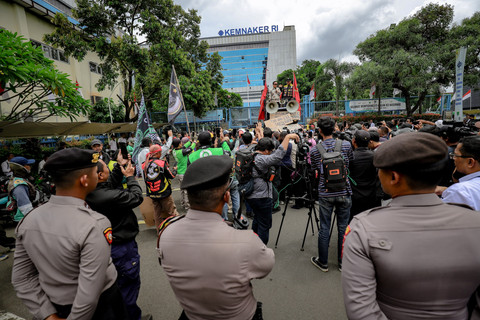 Wakil Menteri Ketenagakerjaan Immanuel Ebenezer bertemu pengemudi ojek online yang tergabung dalam Serikat Pekerja Angkutan Indonesia (SPAI) saat unjuk rasa di depan Kantor Kementerian Ketenagakerjaan (Kemnaker) pada Senin (17/2/2025). Foto: Jamal Ramadhan/kumparan