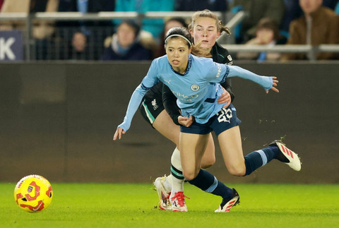 Pemain Manchester City Yui Hasegawa berebut bola dengan pemain Liverpool Lucy Parry pada pertandingan Liga Super Wanita di Stadion Akademi Manchester City, Manchester, Inggris, Minggu (16/2/2025). Foto: Andrew Boyers/REUTERS