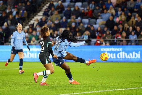 Pemain Manchester City Khadija Shaw mencetak gol ke gawang Liverpool pada pertandingan Liga Super Wanita di Stadion Akademi Manchester City, Manchester, Inggris, Minggu (16/2/2025). Foto: Andrew Boyers/REUTERS