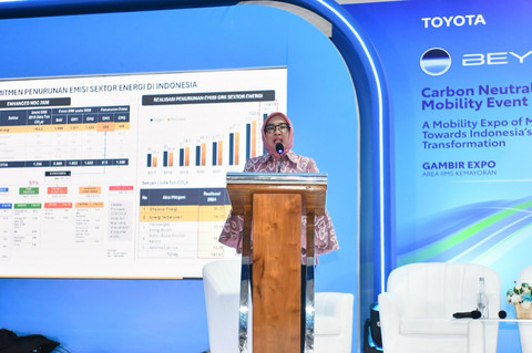 Dirjen Energi Baru Terbarukan & Konservasi Energi Kementerian ESDM, Eniya Listiani Dewi memberikan sambutan acara Talkshow Green Energy yang merupakan bagian acara Beyond Zero Carbon Neutrality (CN) Mobility Event yang diselenggarakan di Gambir Expo, Kemayoran, Jakarta pada Jumat (14/2/2025). Foto: Dok. Pertamina
