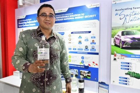 SVP Technology Innovation Pertamina Oki Muraza menunjukkan produk bioethanol usai acara Talkshow Green Energy yang merupakan bagian acara Beyond Zero Carbon Neutrality (CN) Mobility Event yang diselenggarakan di Gambir Expo, Kemayoran, Jakarta pada Jumat (14/2/2025). Foto: Dok. Pertamina