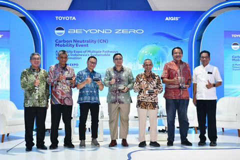 SVP Technology Innovation Pertamina Oki Muraza (tengah) bersama narasumber lainnya melakukan sesi foto bersama pada acara Talkshow Green Energy yang merupakan bagian acara Beyond Zero Carbon Neutrality (CN) Mobility Event yang diselenggarakan di Gambir Expo, Kemayoran, Jakarta pada Jumat (14/2/2025). Foto: Dok. Pertamina