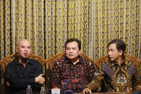 Musisi sekaligus anggota DPR Ahmad Dhani bersama musisi Piyu Padi dan pengacara Minila Sebayang saat konferensi pers penyataan sikap terkait putusan pengadilan Ari Bias dengan Agnez Mo di Istana Al Barat, Cipete, Jakarta, Senin, (17/2/2025). Foto: Agus Apriyanto