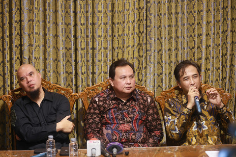 Musisi sekaligus anggota DPR Ahmad Dhani bersama musisi Piyu Padi dan pengacara Minila Sebayang saat konferensi pers penyataan sikap terkait putusan pengadilan Ari Bias dengan Agnez Mo di Istana Al Barat, Cipete, Jakarta, Senin, (17/2/2025). Foto: Agus Apriyanto