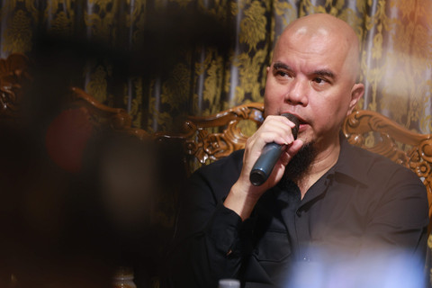 Musisi sekaligus anggota DPR Ahmad Dhani memberikan keterangan pers terkait putusan pengadilan Ari Bias dengan Agnez Mo di Istana Al Barat, Cipete, Jakarta, Senin, (17/2/2025). Foto: Agus Apriyanto