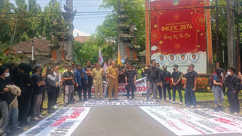 Ratusan mahasiswa yang tergabung dalam Aliansi Bali Tidak Diam melakukan unjuk rasa di Kantor DPRD Bali, Senin (17/2/2025). Foto: Denita BR Matondang/kumparan